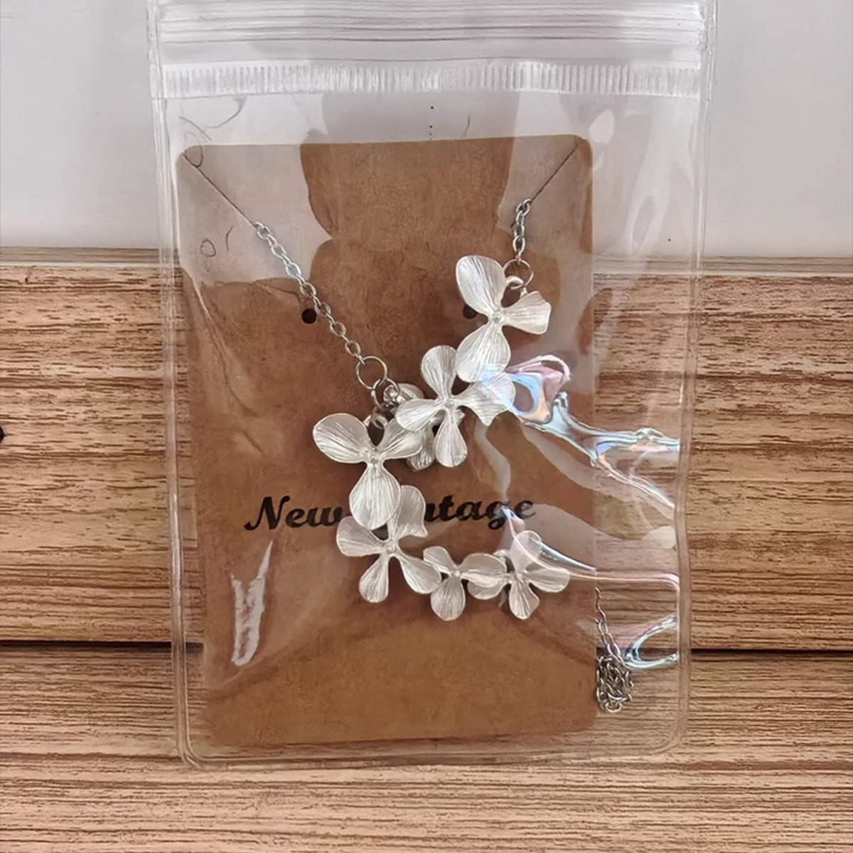 Vintage Retro Silver-Plated Flower Necklace - Niche Elegant Dainty Luxury Statement Jewelry