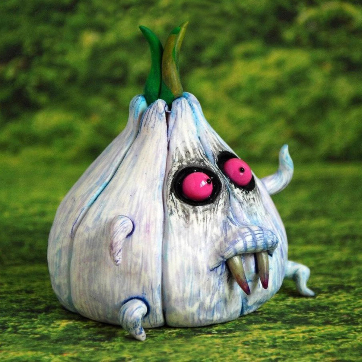 Halloween Horror Decor - Vampire Garlic Statue Resin Craft, a Witty Desktop Ornament with a European - American Flair