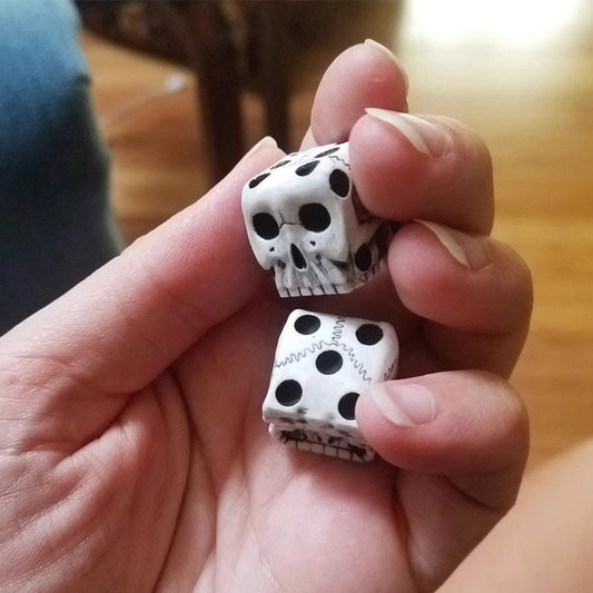 White Skull Dice - Novelty Gothic Party Props | Escape Room Game Toy & Funny Decor
