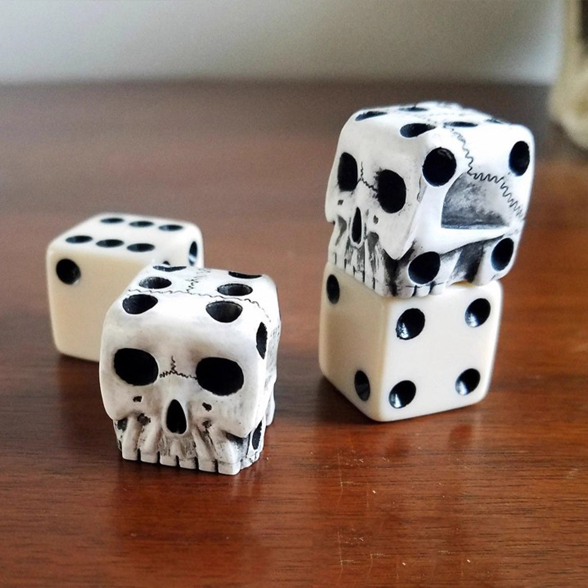 White Skull Dice - Novelty Gothic Party Props | Escape Room Game Toy & Funny Decor