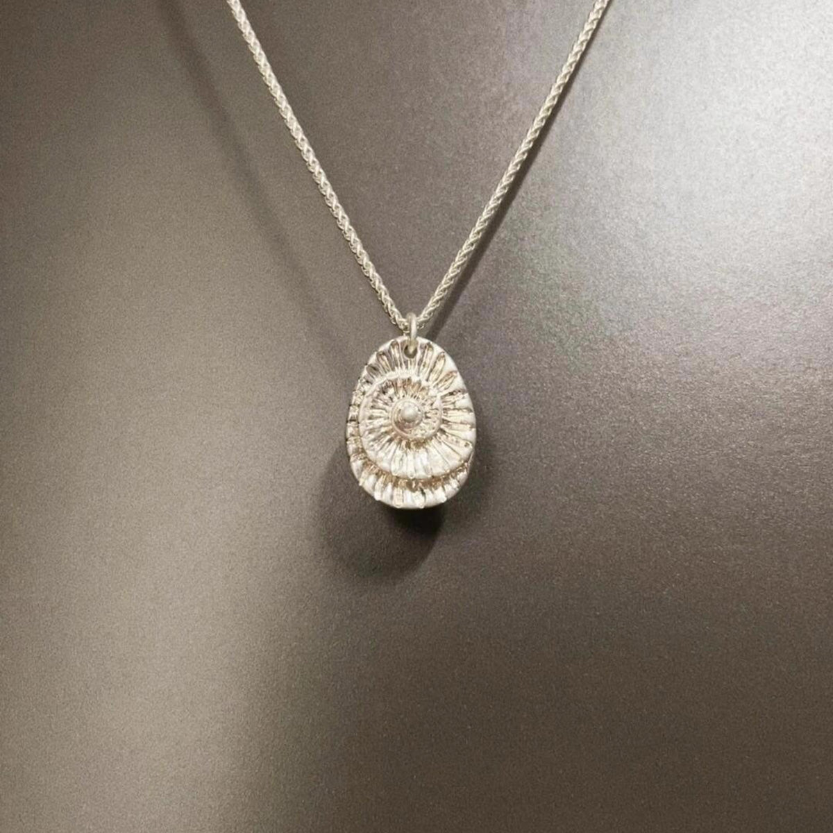 Vintage Snail Fossil Texture Necklace - Paleo-Inspired Retro Natural Jewelry | Unique Pendant