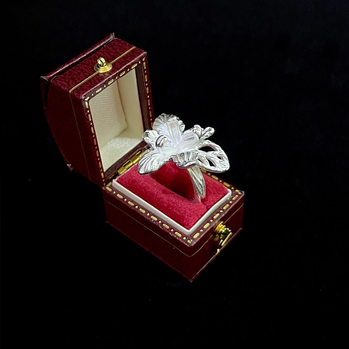 Vintage Classical Iris Ring - Retro French Elegant Jewelry | Royal Floral Motif Band