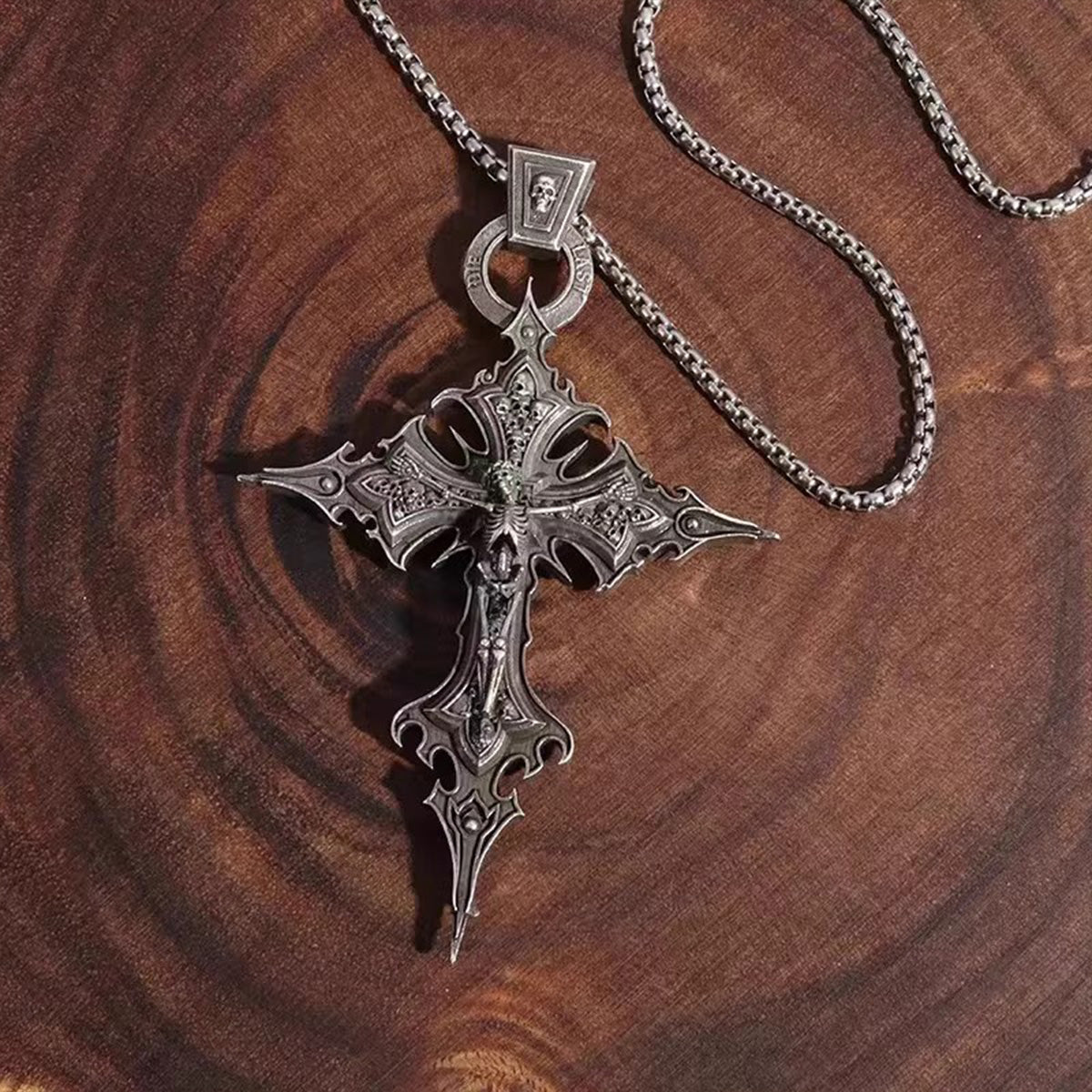 Vintage Skull Cross Necklace - Men's Gothic Punk Dark Accessory | Niche & Luxurious Pendant