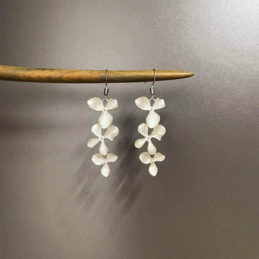 Vintage Retro Silver-Plated Flower Earrings - Niche Elegant Dainty Statement Jewelry for Women