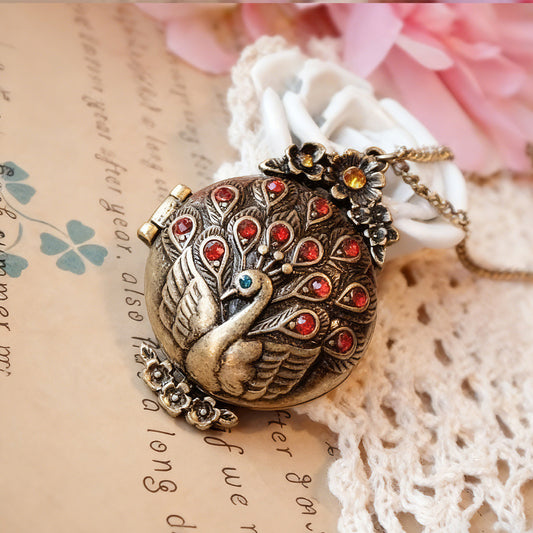 Peacock Display Locket Necklace - Crystal-Embellished Long Sweater Chain Niche Luxury Vintage Jewelry