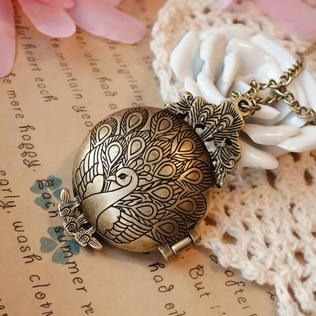 Peacock Display Locket Necklace - Crystal-Embellished Long Sweater Chain Niche Luxury Vintage Jewelry