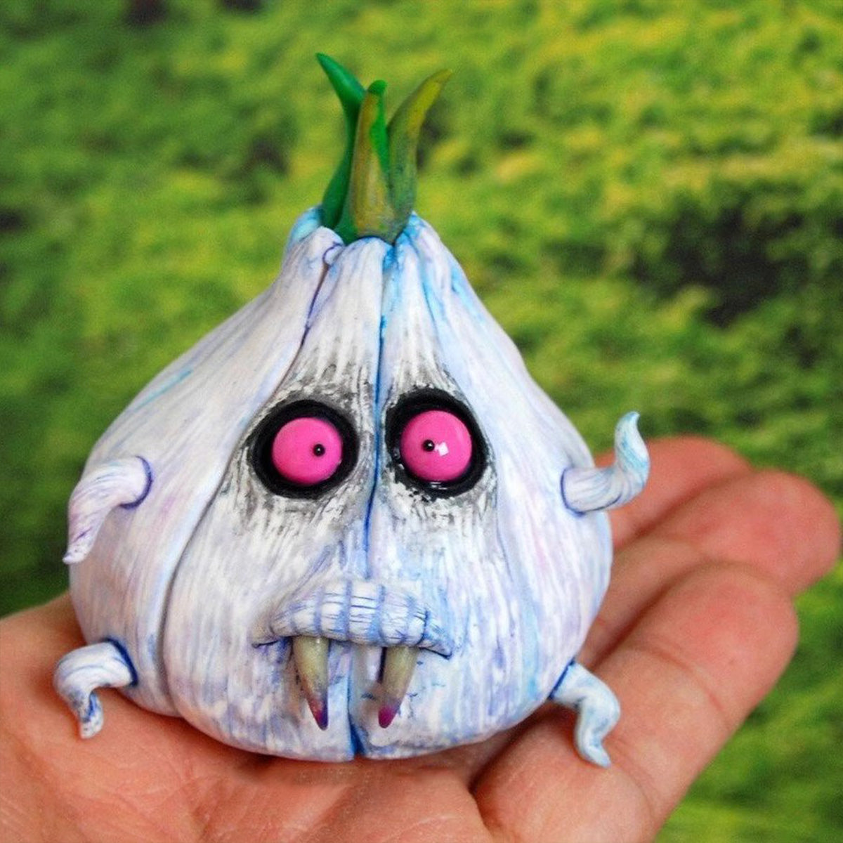 Halloween Horror Decor - Vampire Garlic Statue Resin Craft, a Witty Desktop Ornament with a European - American Flair