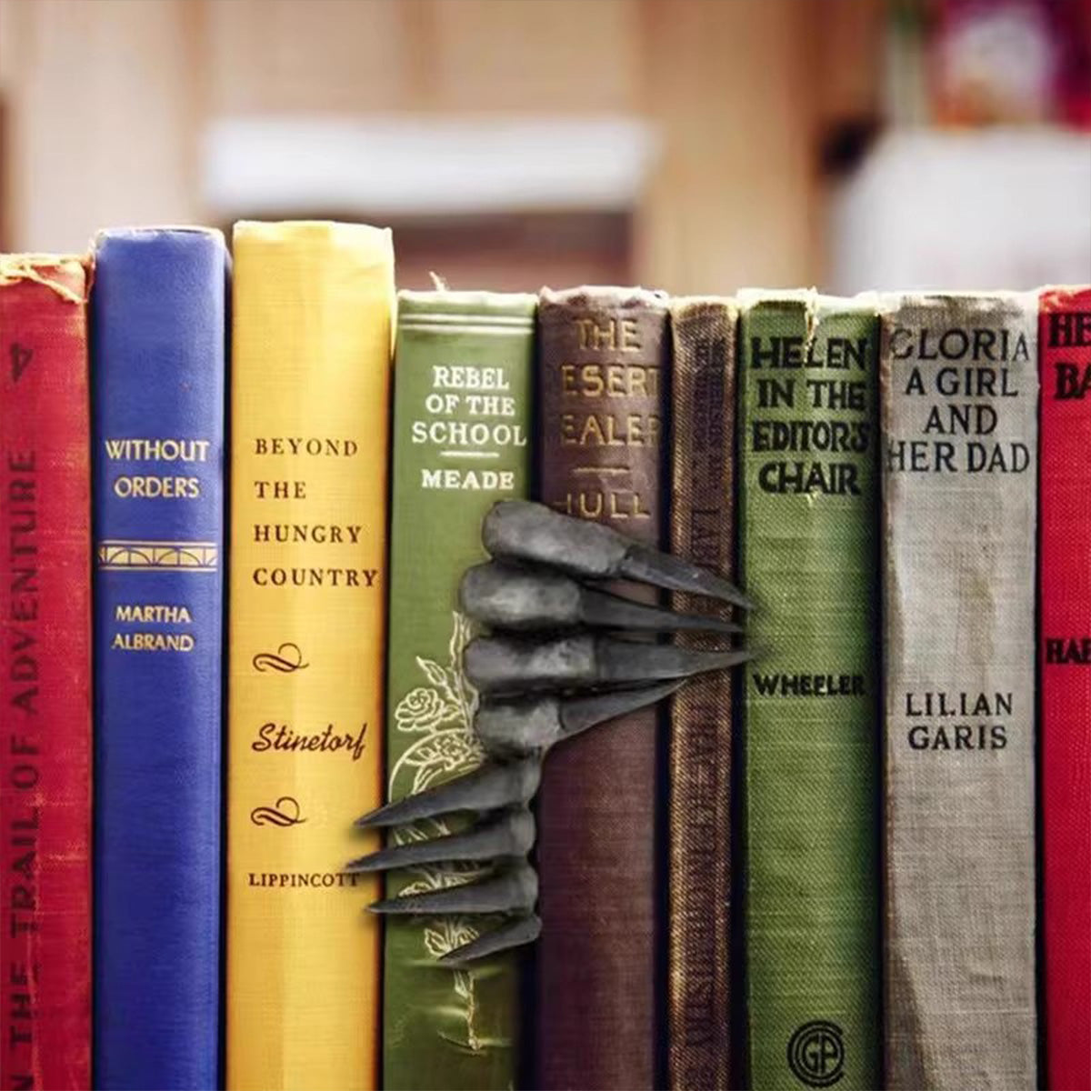 Gothic Demon Hand Bookmark - Abyss Claw Resin Craft | Desk Bookshelf Decor