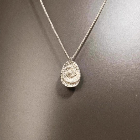 Vintage Snail Fossil Texture Necklace - Paleo-Inspired Retro Natural Jewelry | Unique Pendant