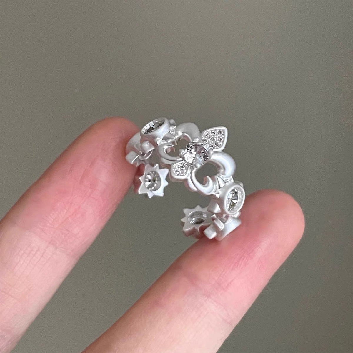 Vintage Iris Alba Love Ring - Retro Romantic White Iris Jewelry | Unique Love Band