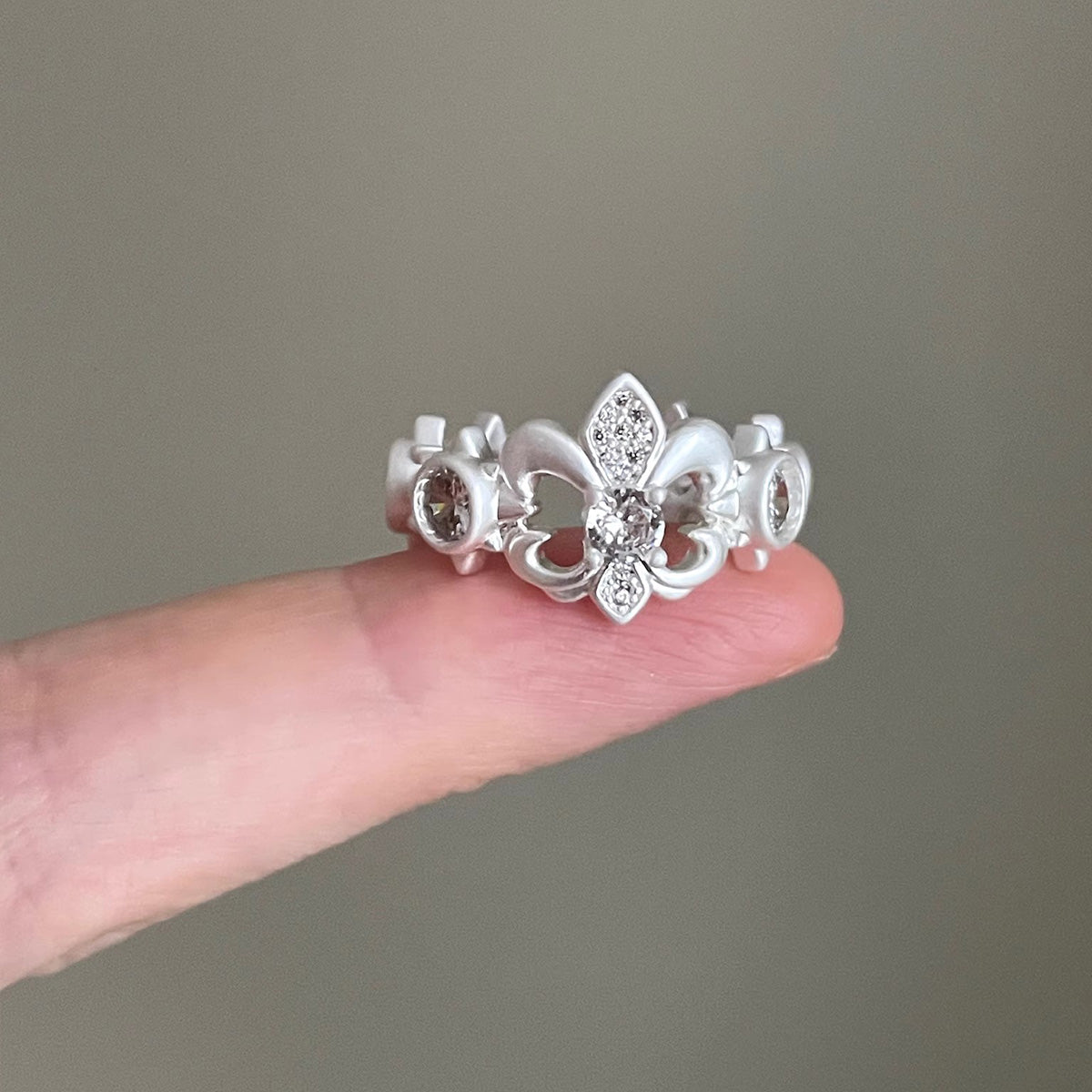 Vintage Iris Alba Love Ring - Retro Romantic White Iris Jewelry | Unique Love Band