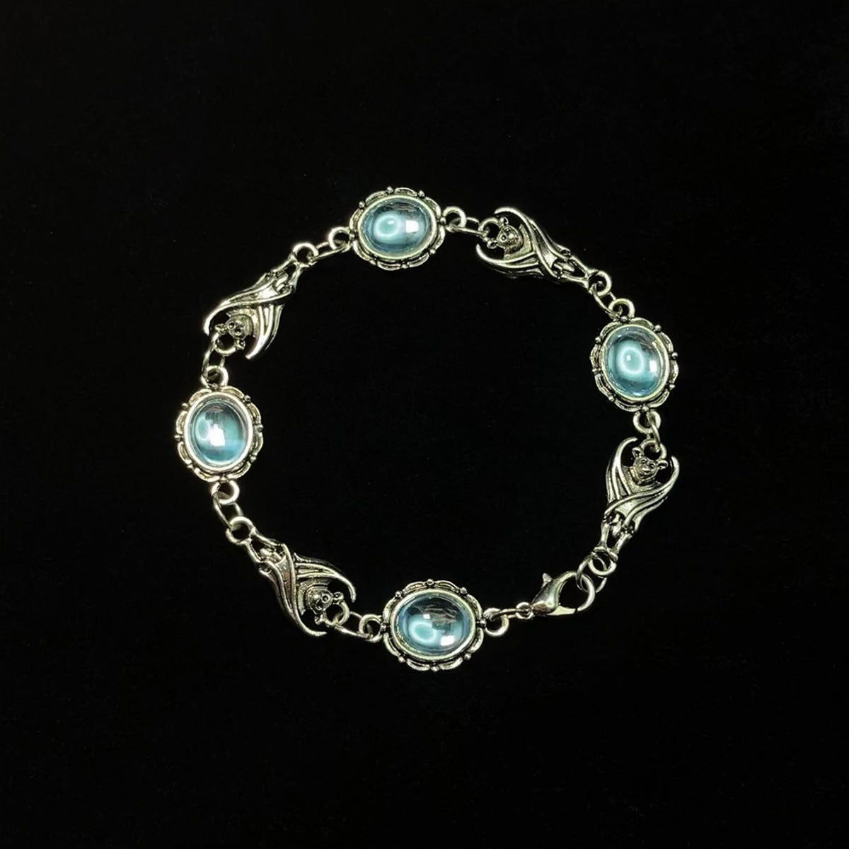 Vintage Blood-Red Bat Bracelet - Retro Gothic Vampire Jewelry | Unique Dark Bangle