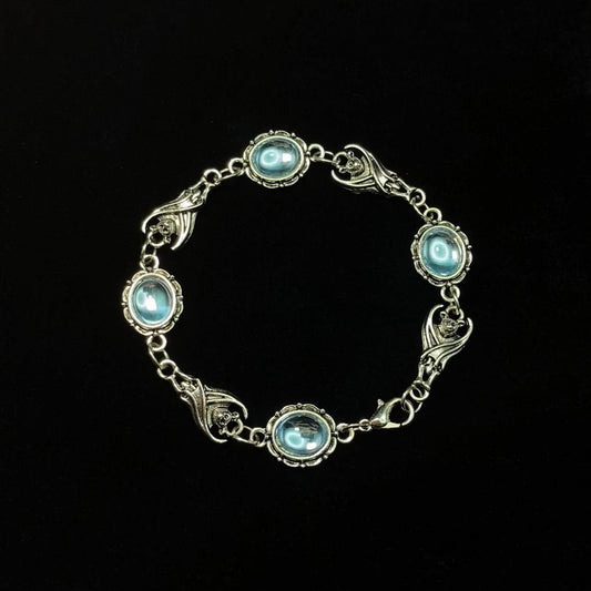 Vintage Blood-Red Bat Bracelet - Retro Gothic Vampire Jewelry | Unique Dark Bangle