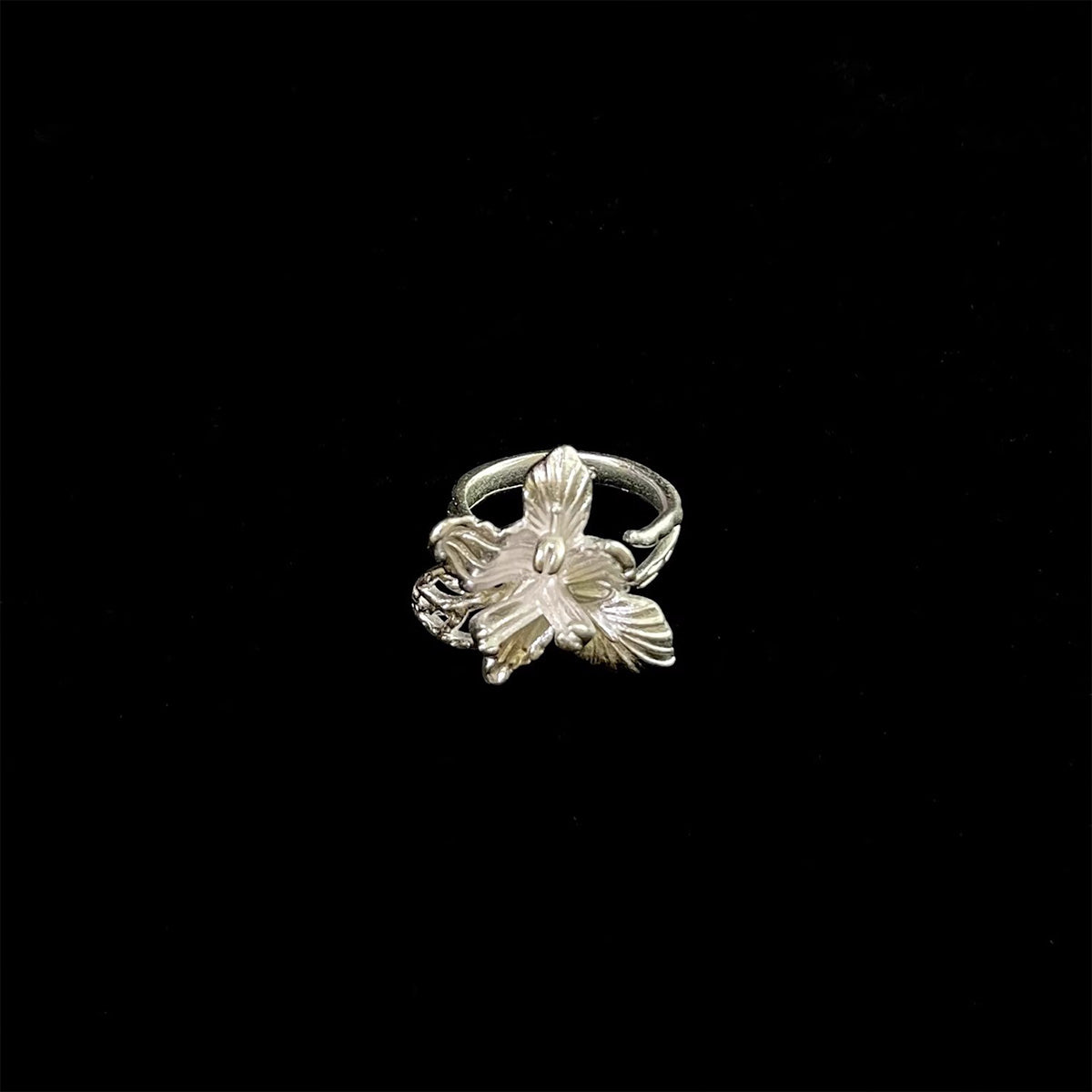 Vintage Classical Iris Ring - Retro French Elegant Jewelry | Royal Floral Motif Band