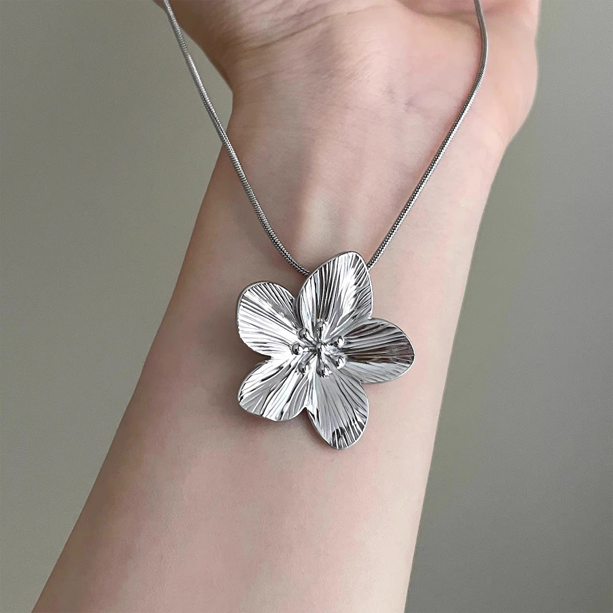 Vintage Titanium Steel Flowers Necklace - Retro Industrial Chic Jewelry | Durable Floral Pendant
