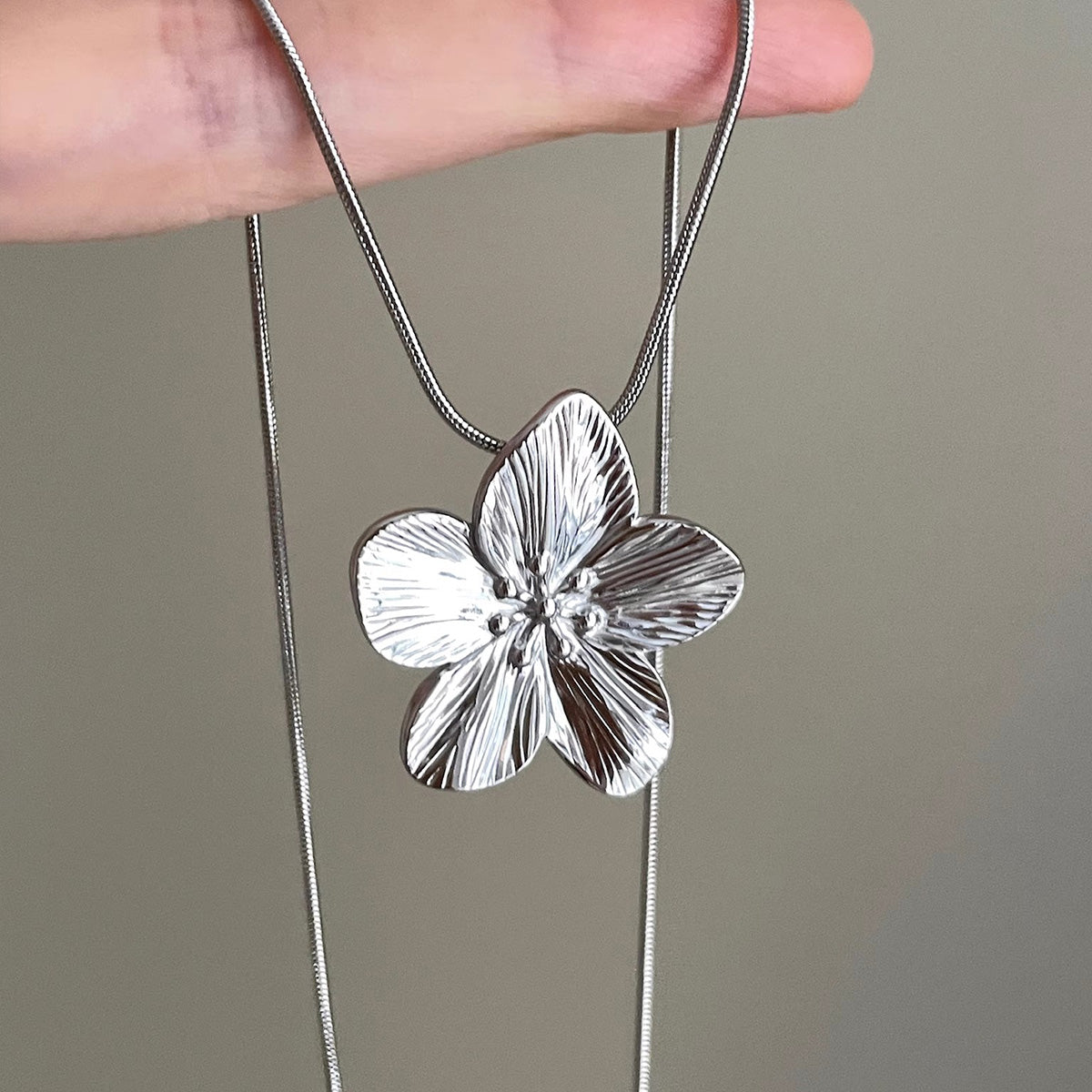Vintage Titanium Steel Flowers Necklace - Retro Industrial Chic Jewelry | Durable Floral Pendant