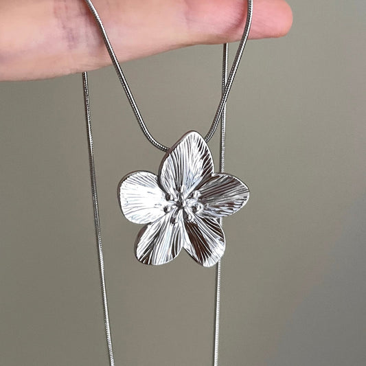 Vintage Titanium Steel Flowers Necklace - Retro Industrial Chic Jewelry | Durable Floral Pendant