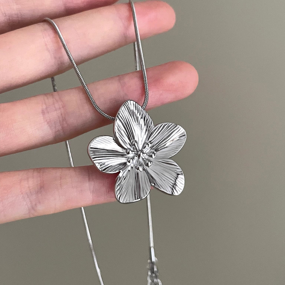 Vintage Titanium Steel Flowers Necklace - Retro Industrial Chic Jewelry | Durable Floral Pendant